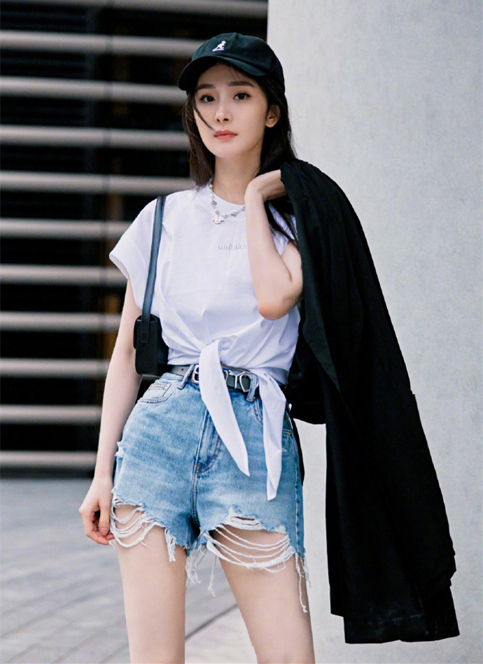 孙怡|孙怡下班都穿得这么时髦，背心搭回力鞋少女感十足，也太接地气了