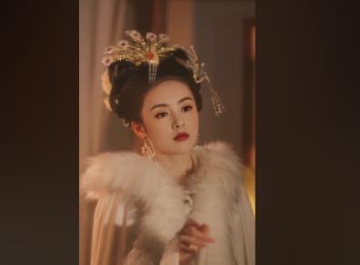 粉色|郭富城娇妻晒古装视频，五官精致发际线溜圆，身形纤瘦肤白肩膀薄