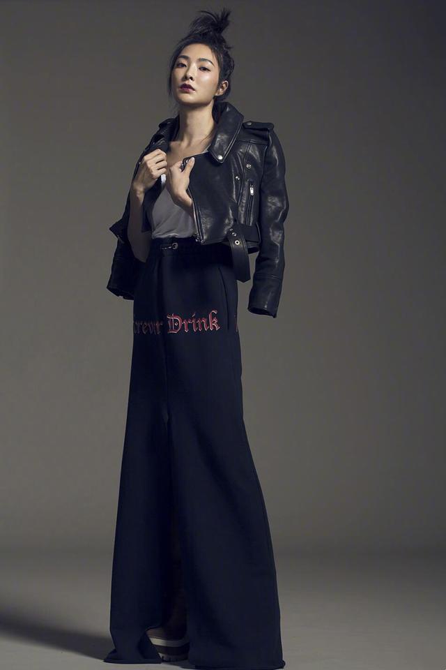 一身|曹格娇妻吴速玲,黄色连衣裙搭配黑长直造型,41岁身材依旧火辣