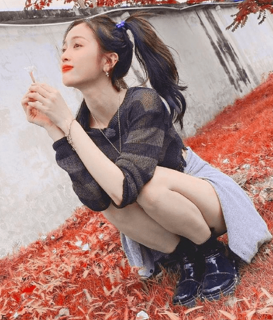 叶子和|吴宣仪草地上拍照，看清她脚上穿的鞋子，这才是对花草最大的尊重！