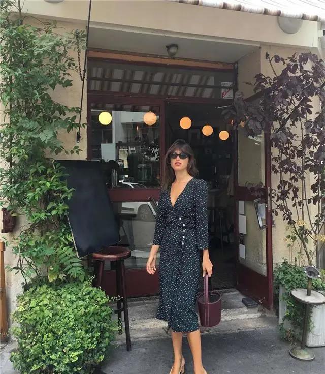 细节|今夏火了一种穿法,叫“碎花裙+小白鞋”显瘦还时髦,贼好看!