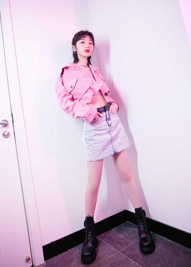 颜色|毛晓彤天生娃娃脸就是任性，白色风衣配牛仔裤清新脱俗，减龄俏皮