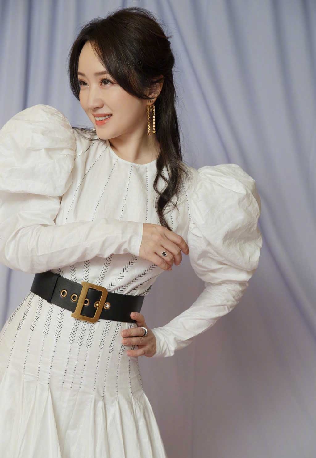 发型|49岁杨钰莹真“嫩”，扎高马尾穿羽毛裙如20岁左右少女，太减龄了