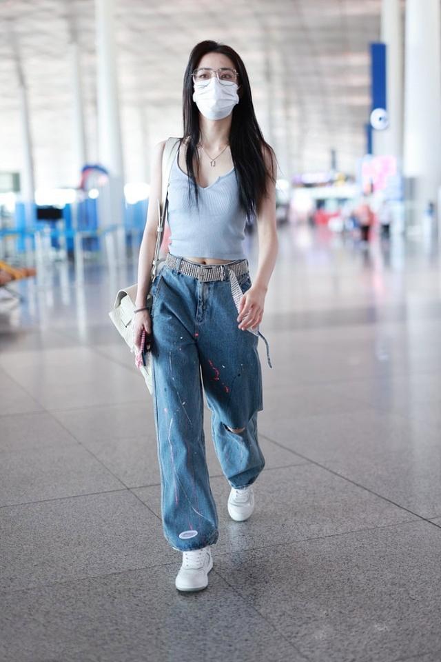 审美|徐璐太瘦了，穿吊带背心凹出“蚂蚁腰”，体重88斤我信！