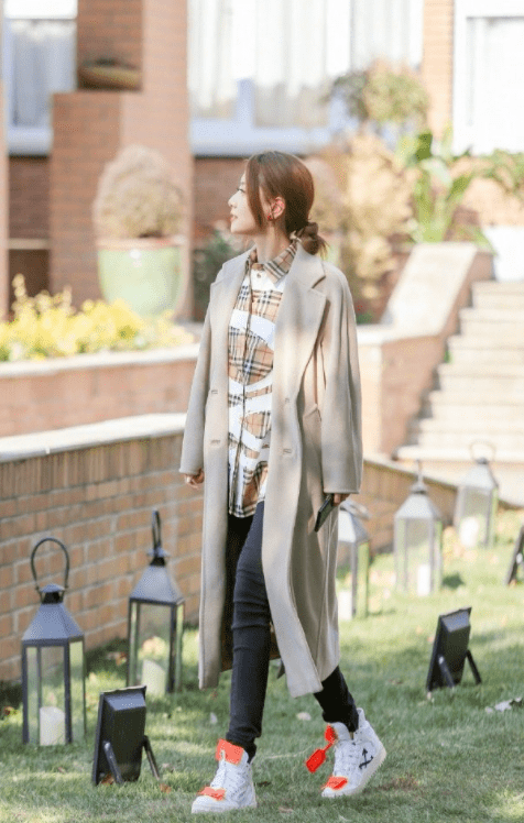 身材|白冰的身材和气质绝了，穿无袖风衣搭配百褶裙走机场，细腰真吸睛