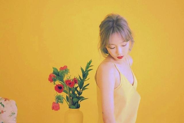 亮片|31岁泰妍气场全开，穿深蓝色吊带亮片裙化身美人鱼，尽显女性魅力