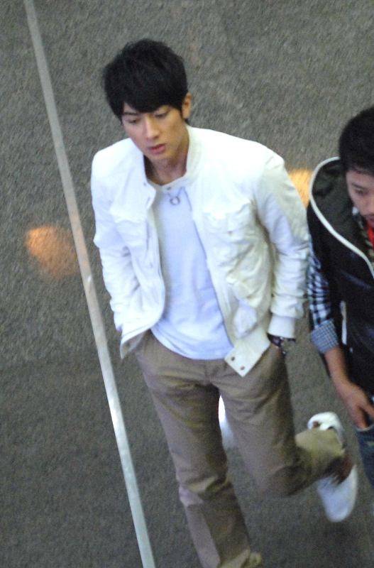 整体|吴尊的颜值没话说，穿一身白也这么的帅，哪个女孩子不心动