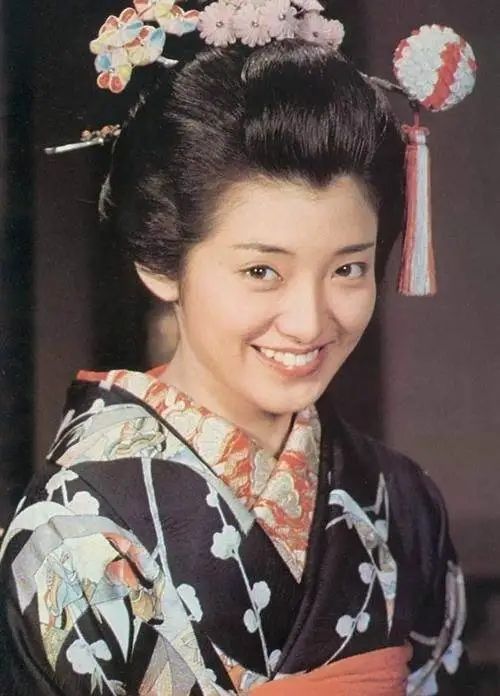 时尚|山口百惠曾经有多美！如今61岁穿公主鞋烫蛋卷头仍像少女