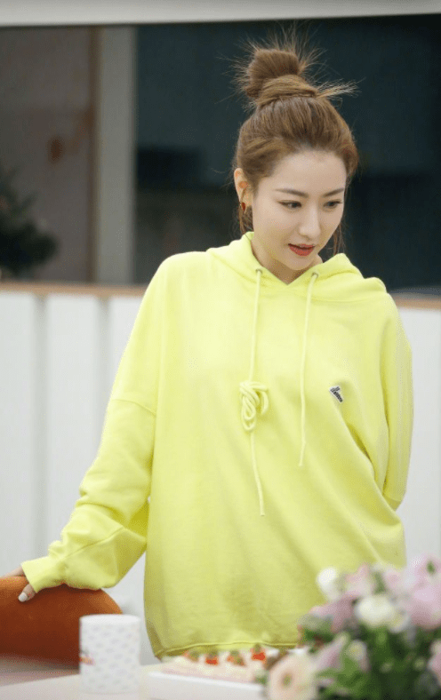 身材|白冰的身材和气质绝了，穿无袖风衣搭配百褶裙走机场，细腰真吸睛