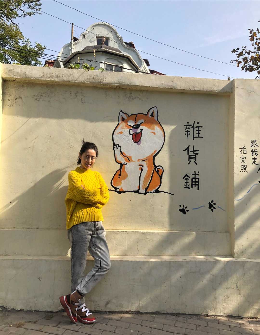 大腿|44岁的刘敏涛认真打扮真“嫩”，马尾辫配羽绒服减龄时髦，美呆了