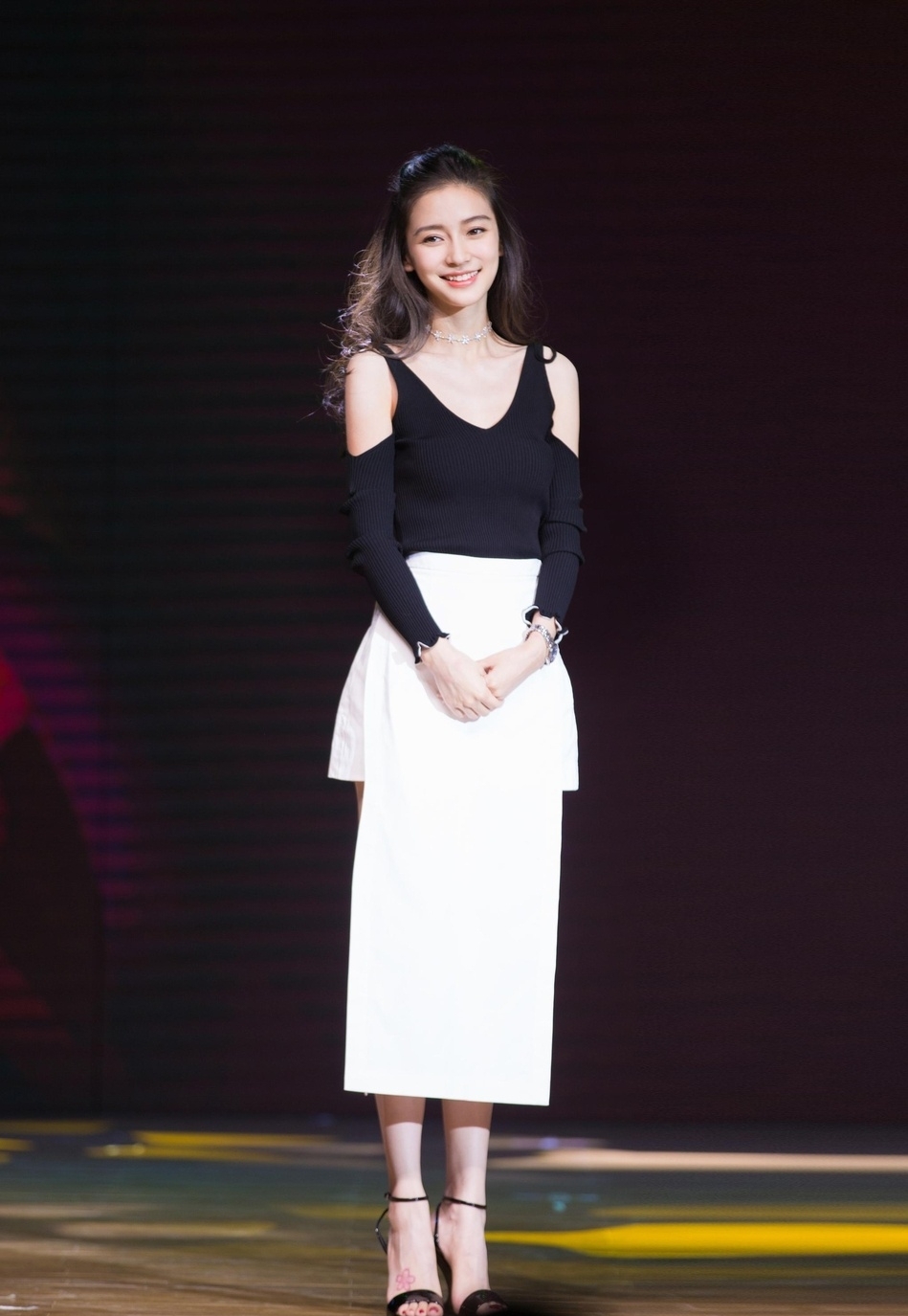 黑色|31岁杨颖真抢眼,穿卡其色波点衬衫复古典雅,一点不像做妈的人