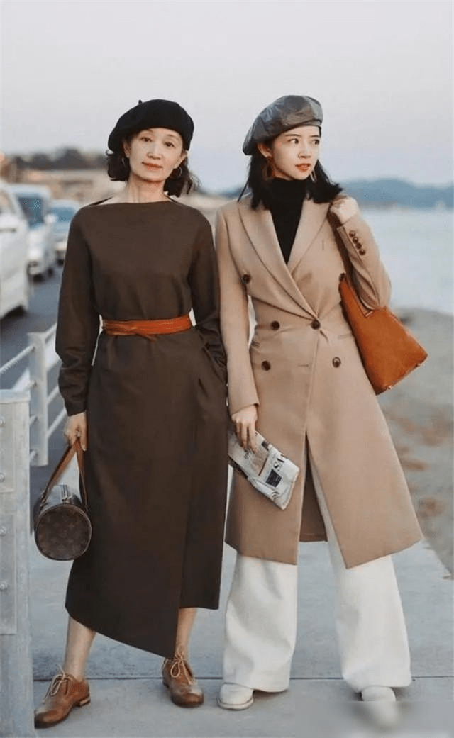 穆勒|女人过了50岁后，别再用高跟鞋配裙子，学学三木妈妈，时髦还舒服