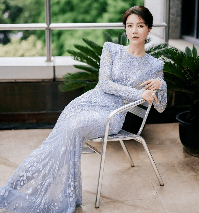 短发|中年女星红毯图鉴：52岁陶红性感敢穿，吴越短发温柔，陈数女王范