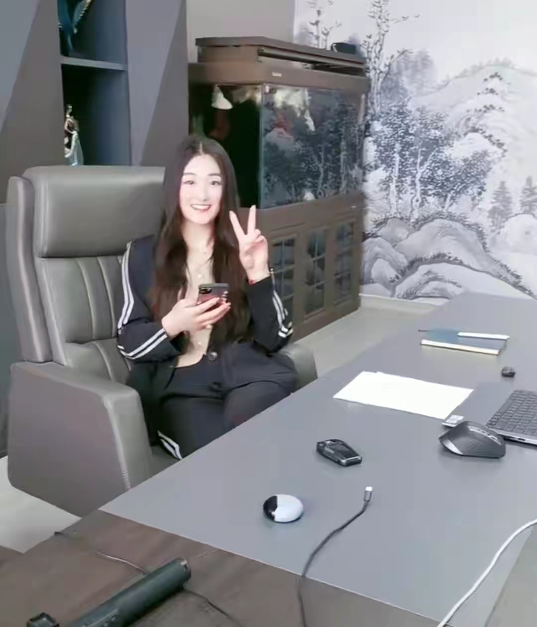 休闲风|大衣哥儿媳变成熟！穿衬衫搭牛仔吊带太时髦，踩高跟鞋太像女强人