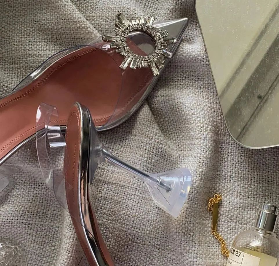 运动鞋|今夏不要总穿运动鞋了,2021流行这几款凉鞋,上脚显瘦显直又显腿长!