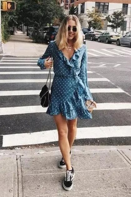 小白|今夏“裙子+运动鞋”这样穿,就是美得不一样!