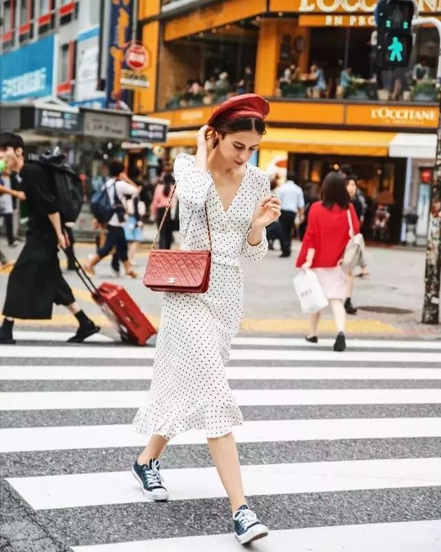 帆布鞋|“裙子＋帆布鞋”才是春夏王炸cp，学会这样穿，舒适、时髦又好看