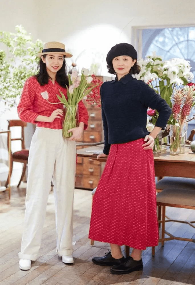 穆勒|女人过了50岁后，别再用高跟鞋配裙子，学学三木妈妈，时髦还舒服
