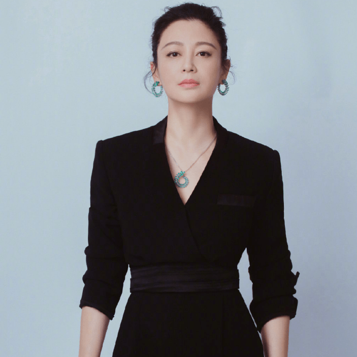 短发|中年女星红毯图鉴：52岁陶红性感敢穿，吴越短发温柔，陈数女王范