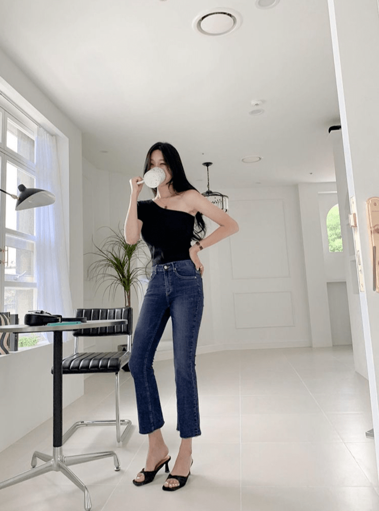 脚踝|2021不要再穿高跟鞋了!今夏“九分裤+运动鞋”正流行!