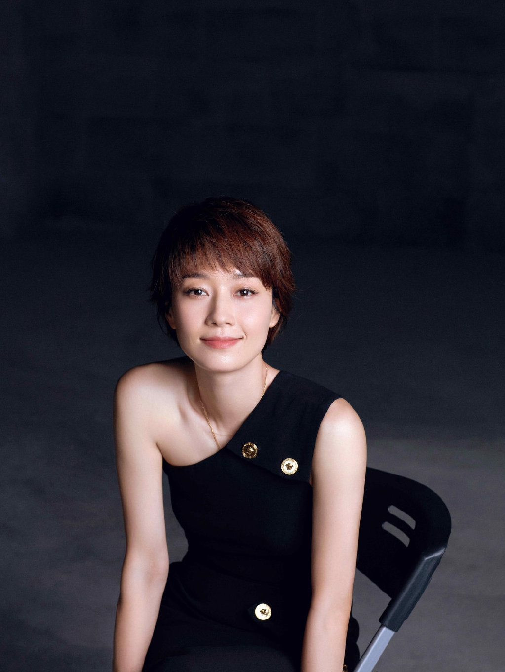 马伊琍|44岁马伊琍造型来袭，穿黑色开叉裙秀好身材，尽显成熟女人魅力