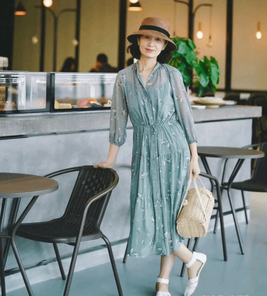 穆勒|女人过了50岁后，别再用高跟鞋配裙子，学学三木妈妈，时髦还舒服