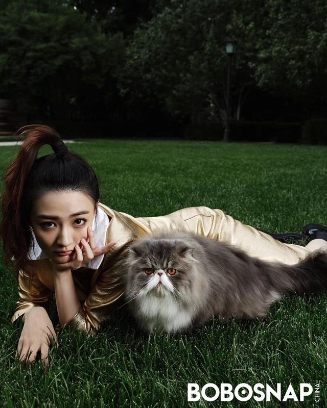 黑色|25岁徐璐打破少女风格,波点上衣搭配黑色皮裤,造型感十足