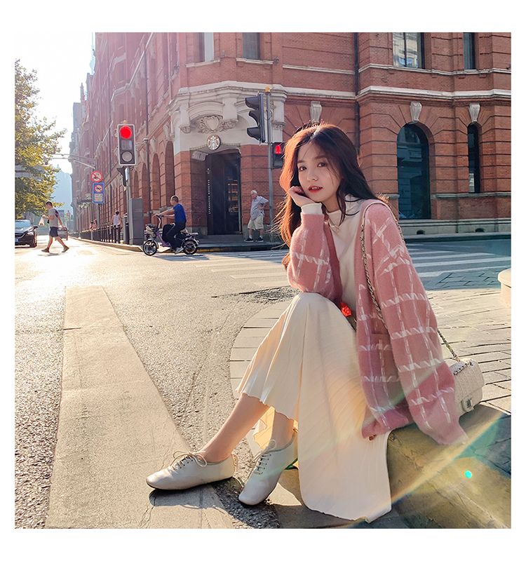 所在|针织开衫的魅力所在，打造秋季氛围感穿搭，展现温柔可爱风