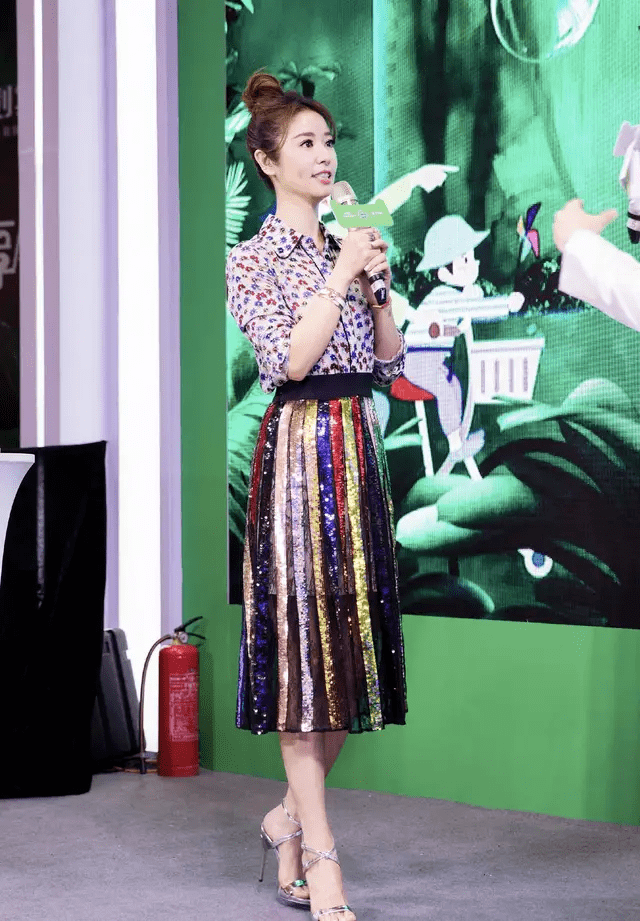 条纹|43岁林心如终于“装嫩”成功,穿碎花衬衫配彩虹半身裙,真像24岁