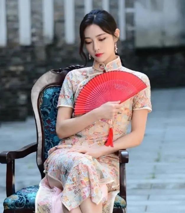 显得|当女星穿上旗袍，虞书欣很俏皮，赵粤很甜美，许佳琪：拜见大小姐