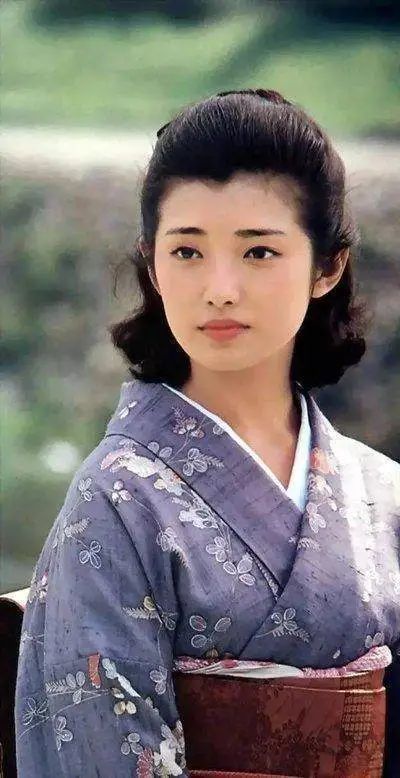 时尚|山口百惠曾经有多美！如今61岁穿公主鞋烫蛋卷头仍像少女