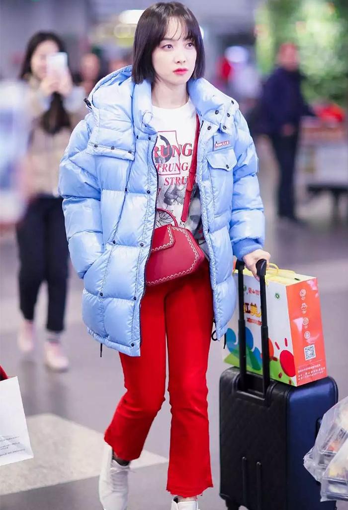 饱和度|40＋的女人挑羽绒服，最好避开这4种“装嫩色”，显胖掉价又土气