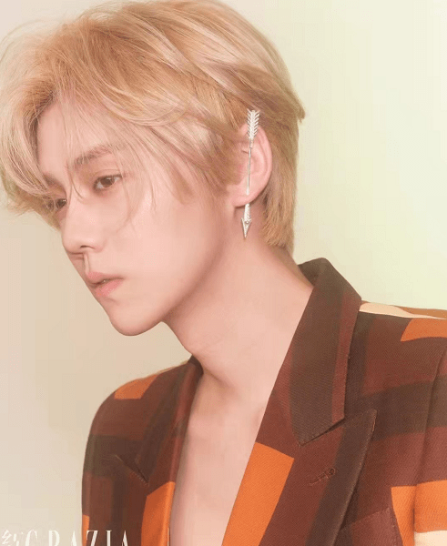 粉色|31岁鹿晗扮嫩无压力！穿粉西装染金发登周年刊享顶流待遇，超帅气