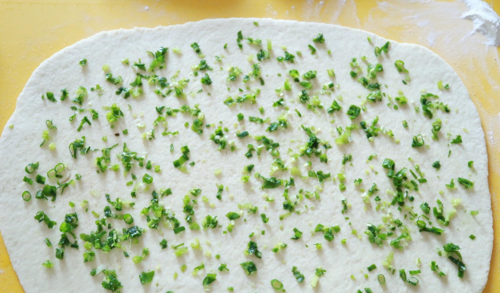 做法|早餐新做法,卷一卷不用蒸,5分钟出锅,咸香松软,全家人都爱吃