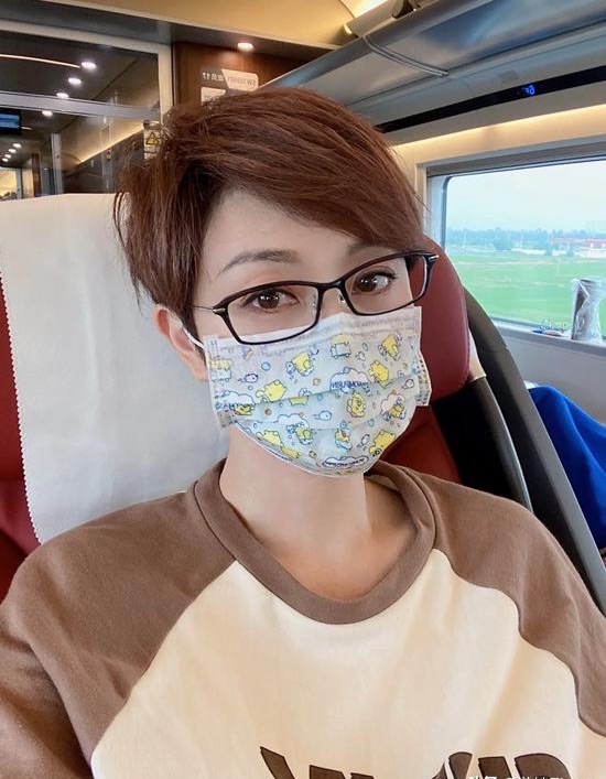 现实中的陈法蓉蔡少芬，坐地铁旅游打扮朴素，一个比一个真实！