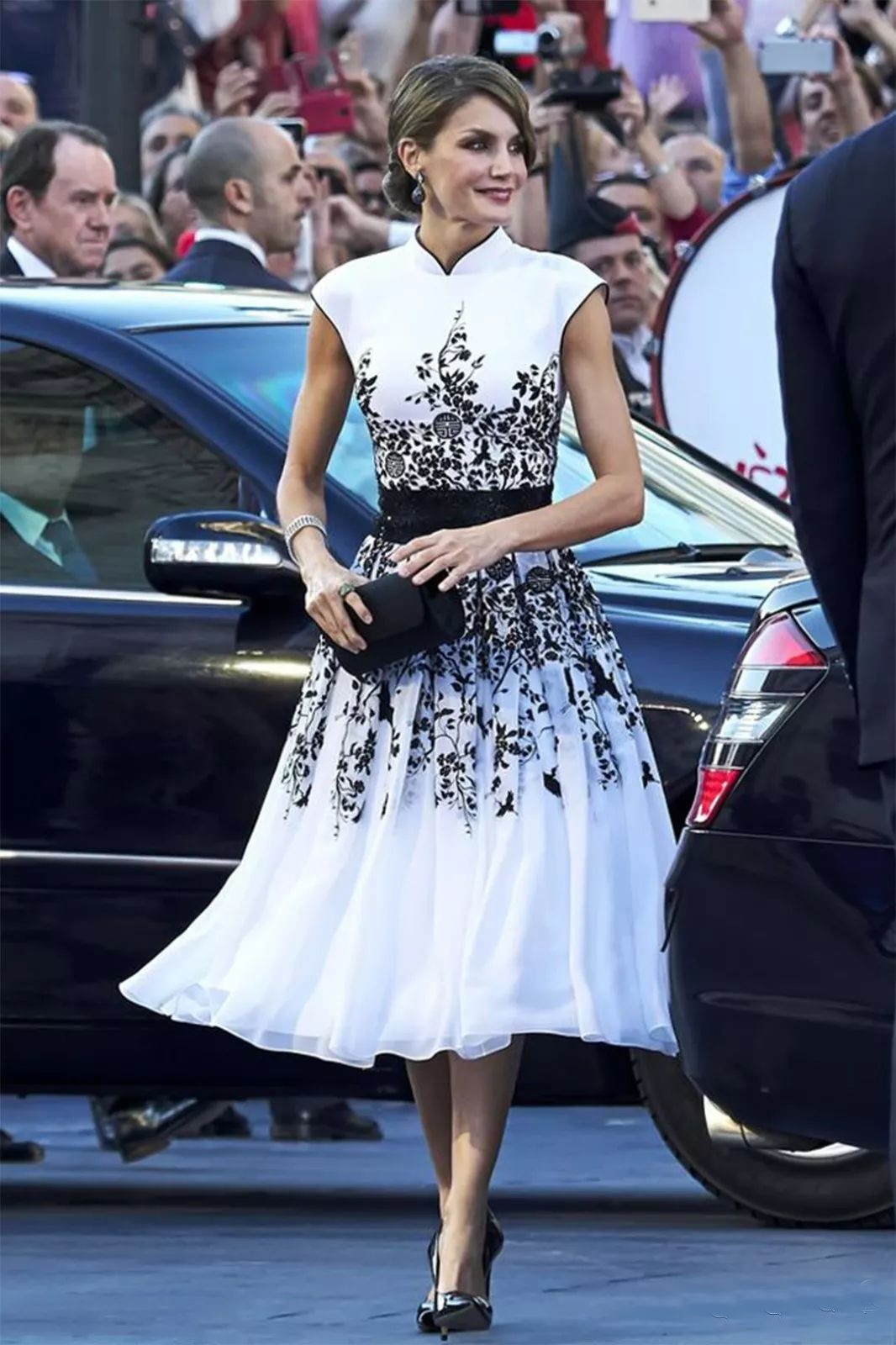 显得|学西班牙王后穿裙子,豹纹长裙配“大红色”高跟鞋,优雅又亮眼