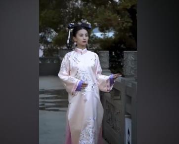 粉色|郭富城娇妻晒古装视频，五官精致发际线溜圆，身形纤瘦肤白肩膀薄