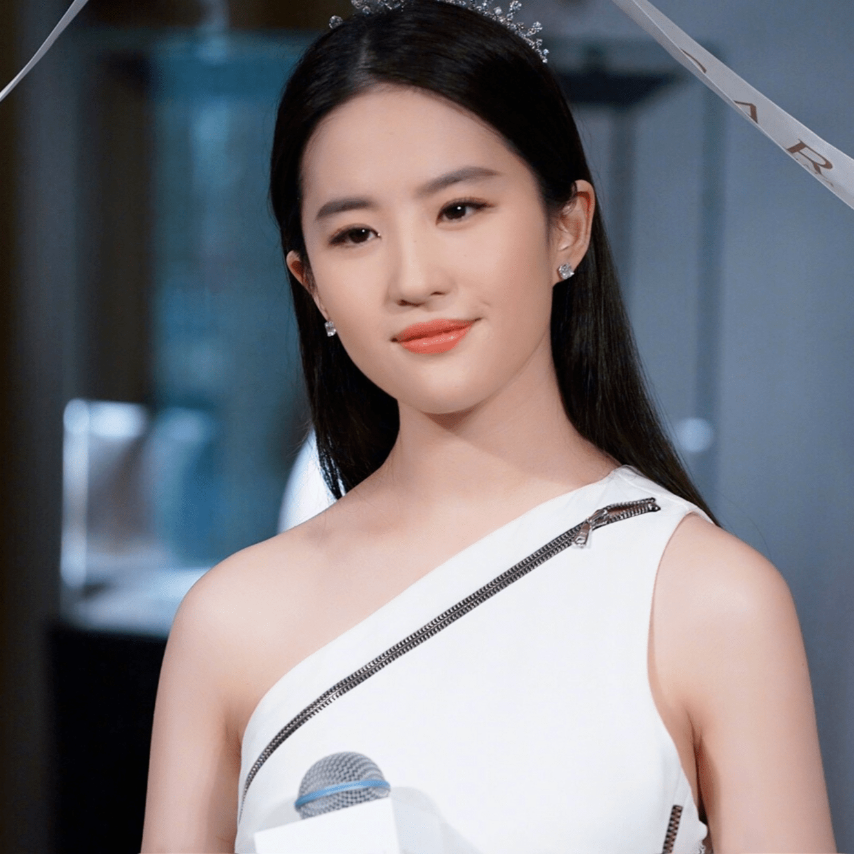 原创刘亦菲这颜值真无敌了穿白色斜肩连衣裙优雅高贵美得不可方物