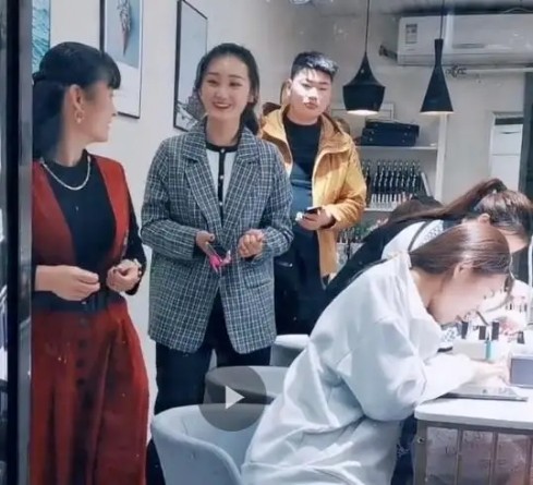 休闲风|大衣哥儿媳变成熟！穿衬衫搭牛仔吊带太时髦，踩高跟鞋太像女强人