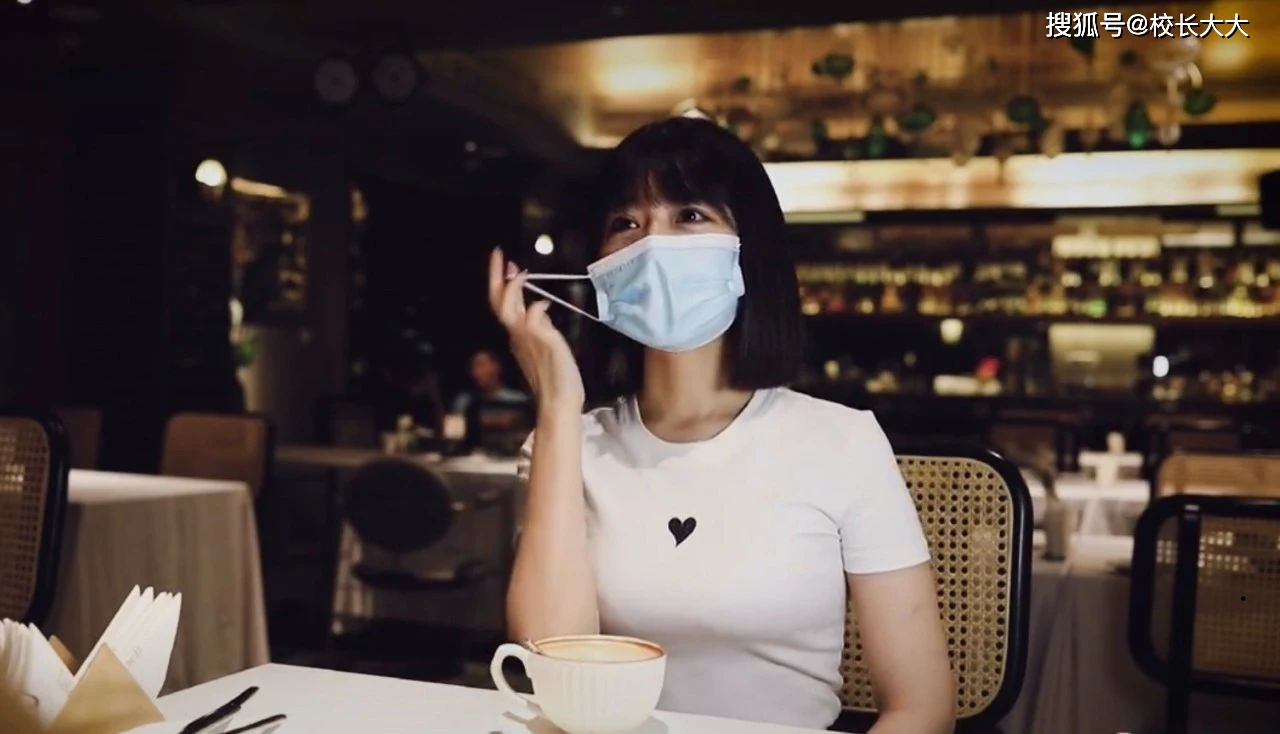 郑女士接受采访的时候,虽然戴着口罩,但是依旧挡不