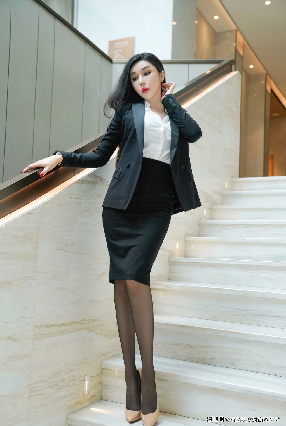 职场女性如何搭配才能干练又不失成熟的魅力?