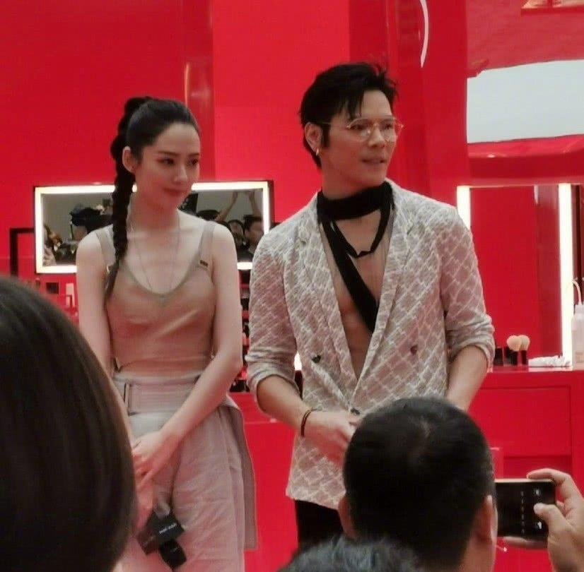 设计|郭碧婷阔腿裤配麻花辫超霸气，向佐金丝眼镜配丝巾非常帅气