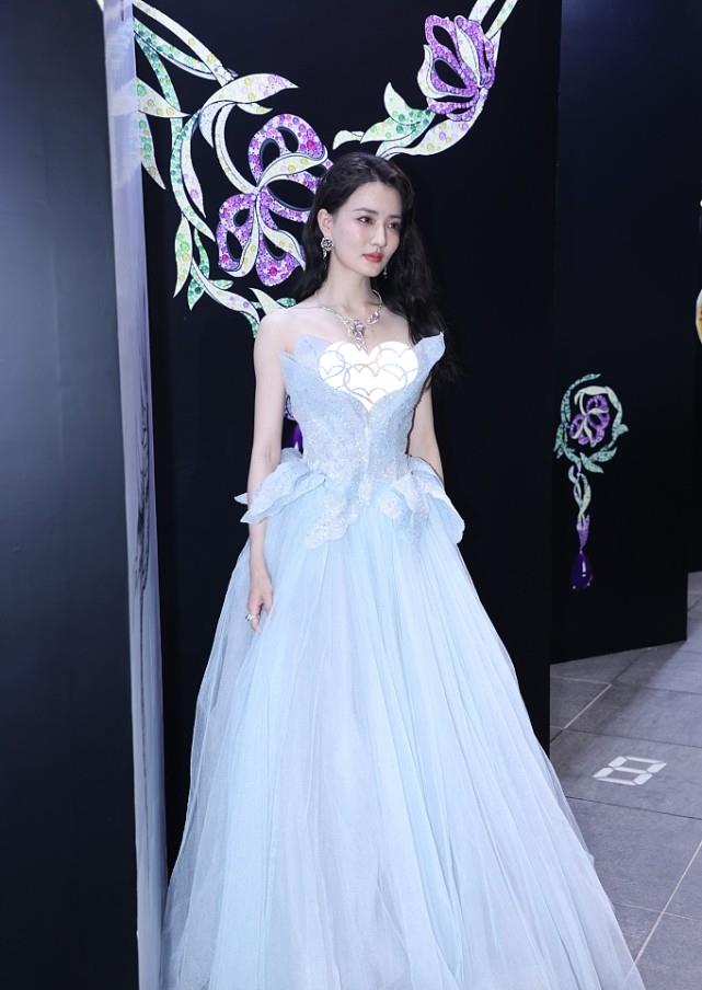 颜色|徐璐的无修图真的太美了，看着又纯又欲的，穿蓝裙更迷人了