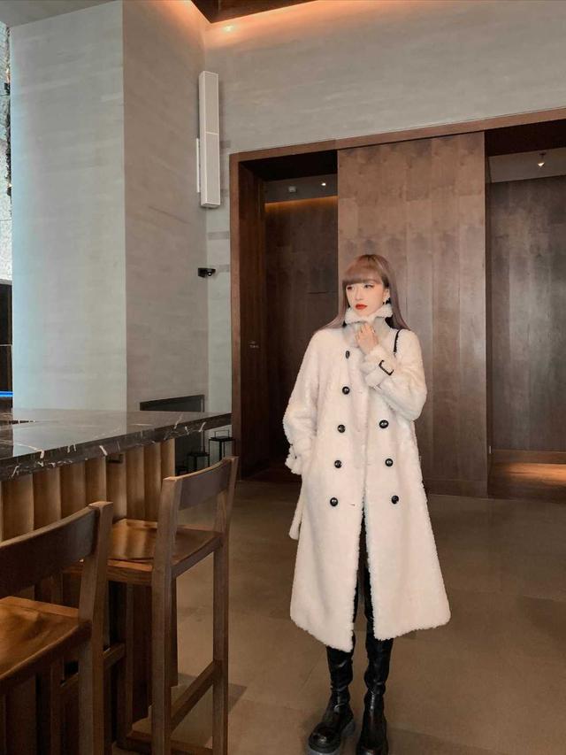 毛衣|李沁太会穿,蓝色羊羔毛大衣配白色毛衣保暖舒适,休闲随性