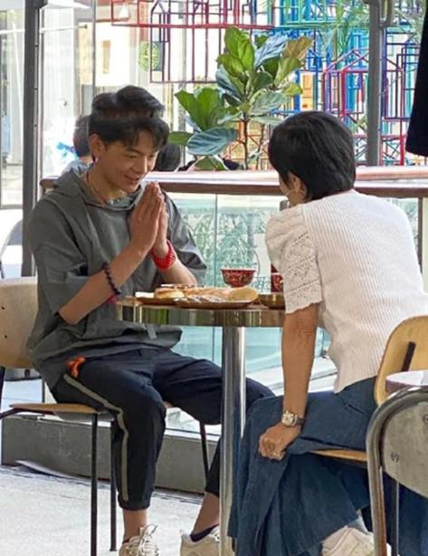 黑色|丁真出道后变潮流达人,穿连帽短袖配七分裤,变时尚了却少了纯真