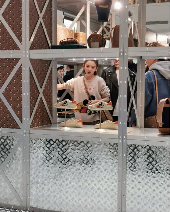 卡通|宋祖儿顶“蜜桃妆”现身，皮肤白皙太水嫩，脸是真瘦不少