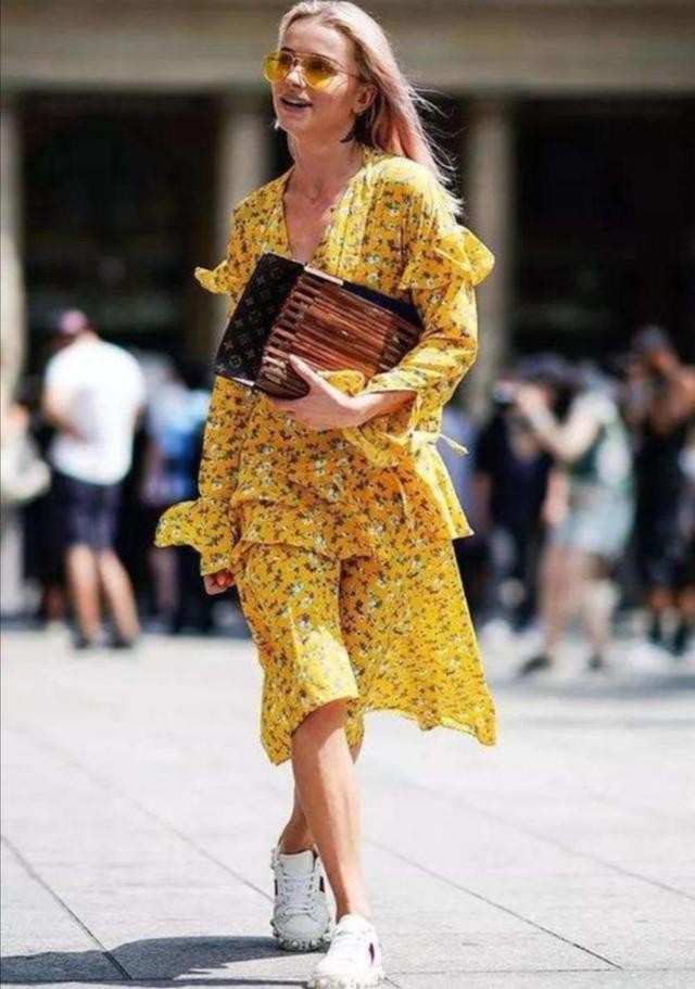 设计|“碎花裙＋运动鞋”才是夏日标配，照着穿回头率超高、拍照超上镜