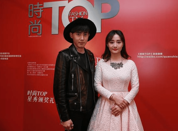整体|陈德容懂得扮“嫩”，穿粉色连衣裙有少女感，47岁还是甜美琼女郎