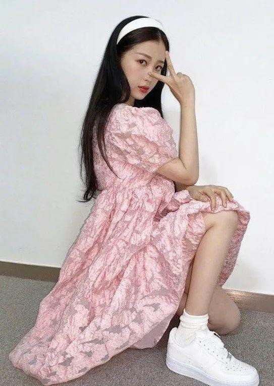 设计|“碎花裙＋运动鞋”才是夏日标配，照着穿回头率超高、拍照超上镜