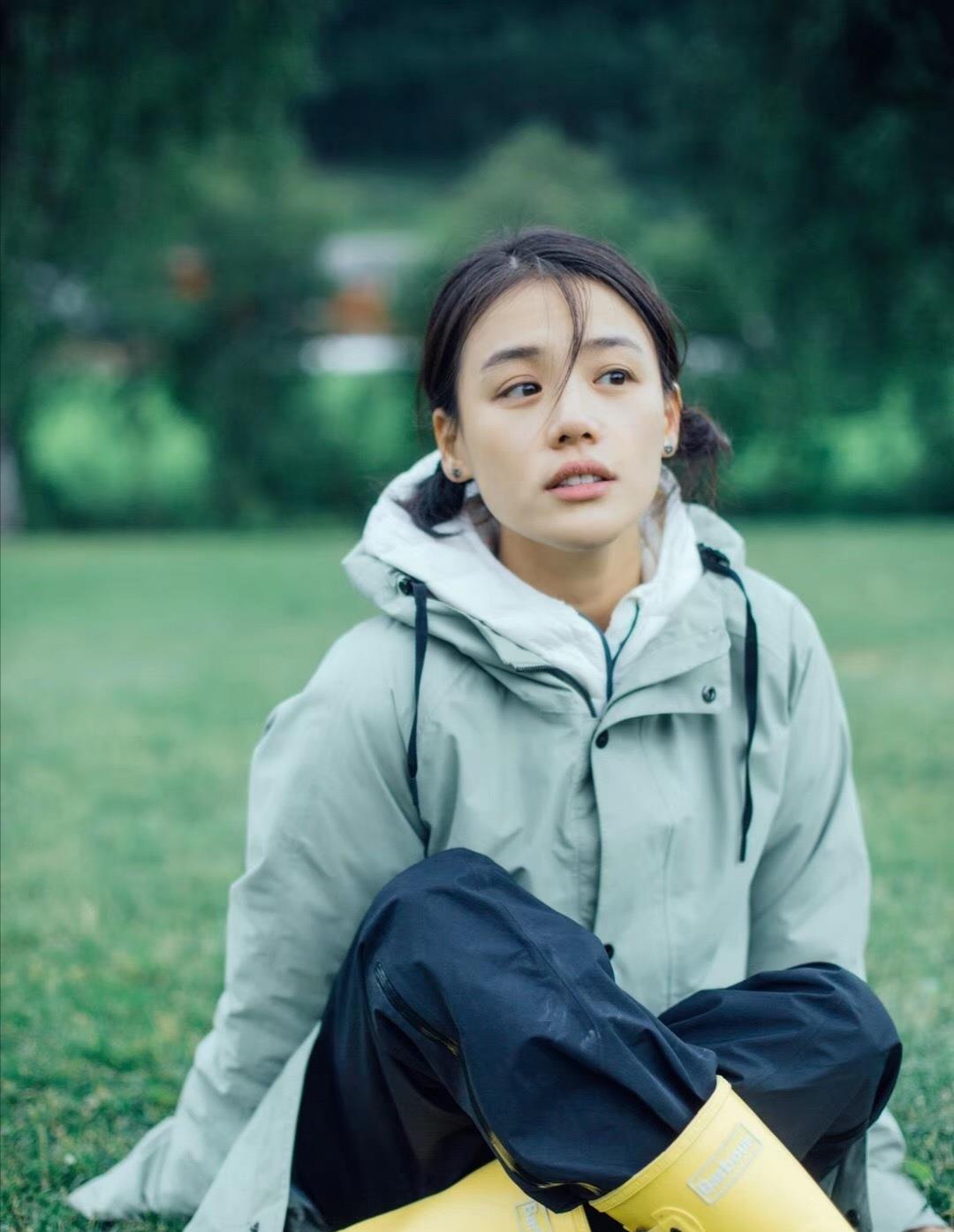 马思纯|马思纯恋情曝光后又胖了，黑色套装很显壮，网友：身材管理不合格
